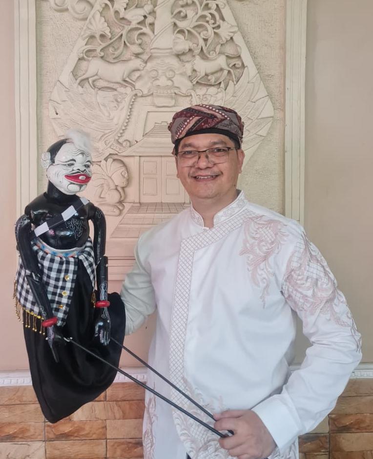 Dalam khazanah budaya nusantara semar ditempatkan sebagai paradigma kebudayaan kepemimpinan sekaligus spiritualitas bangsa